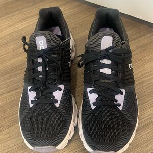 On cloud swift running shoes. Black. Size 7.5. Worn 2x